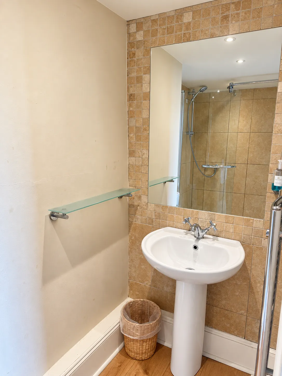 Magnolia Room en suite basin and shower