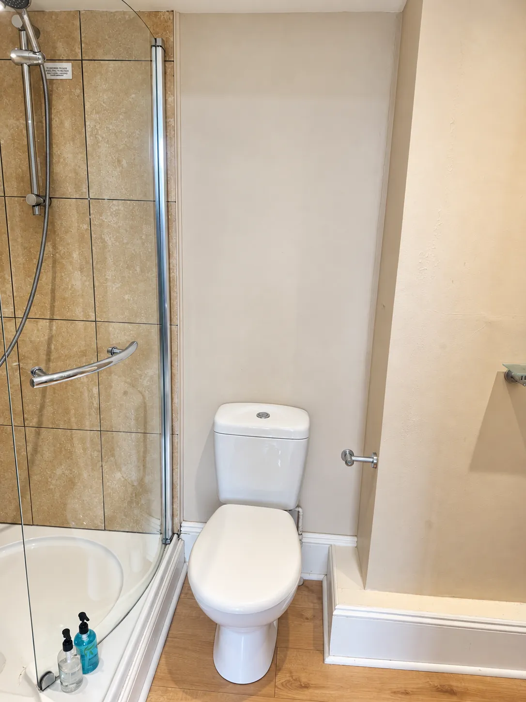 Magnolia Room en suite bathroom