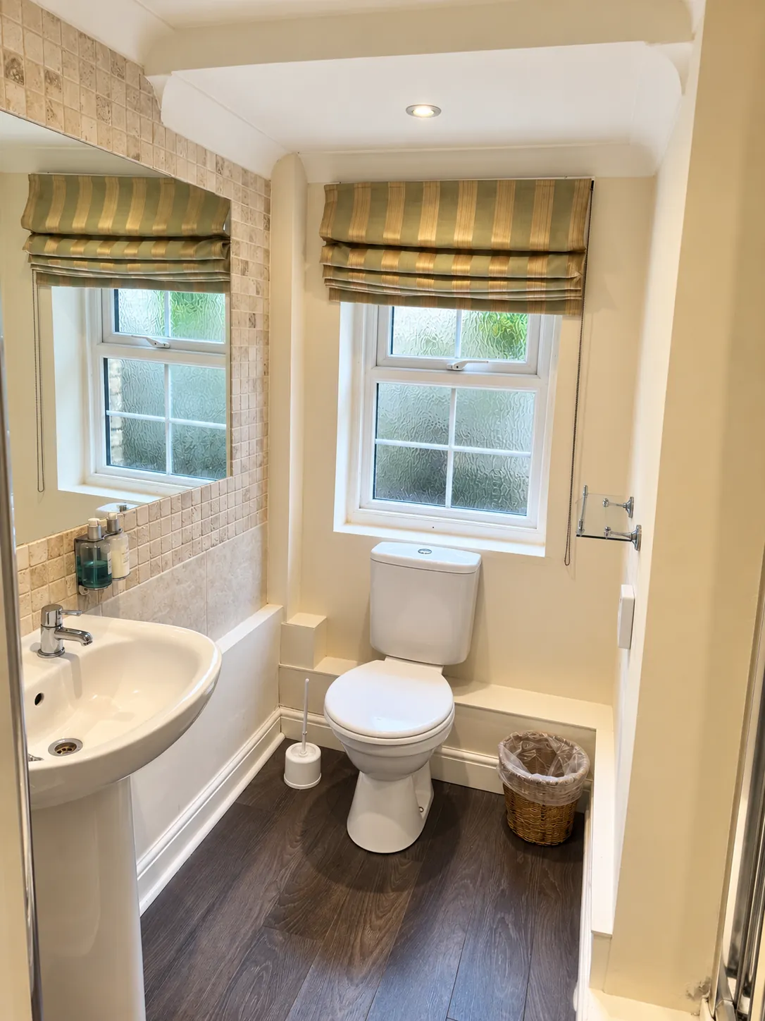 Room 1 en suite bathroom