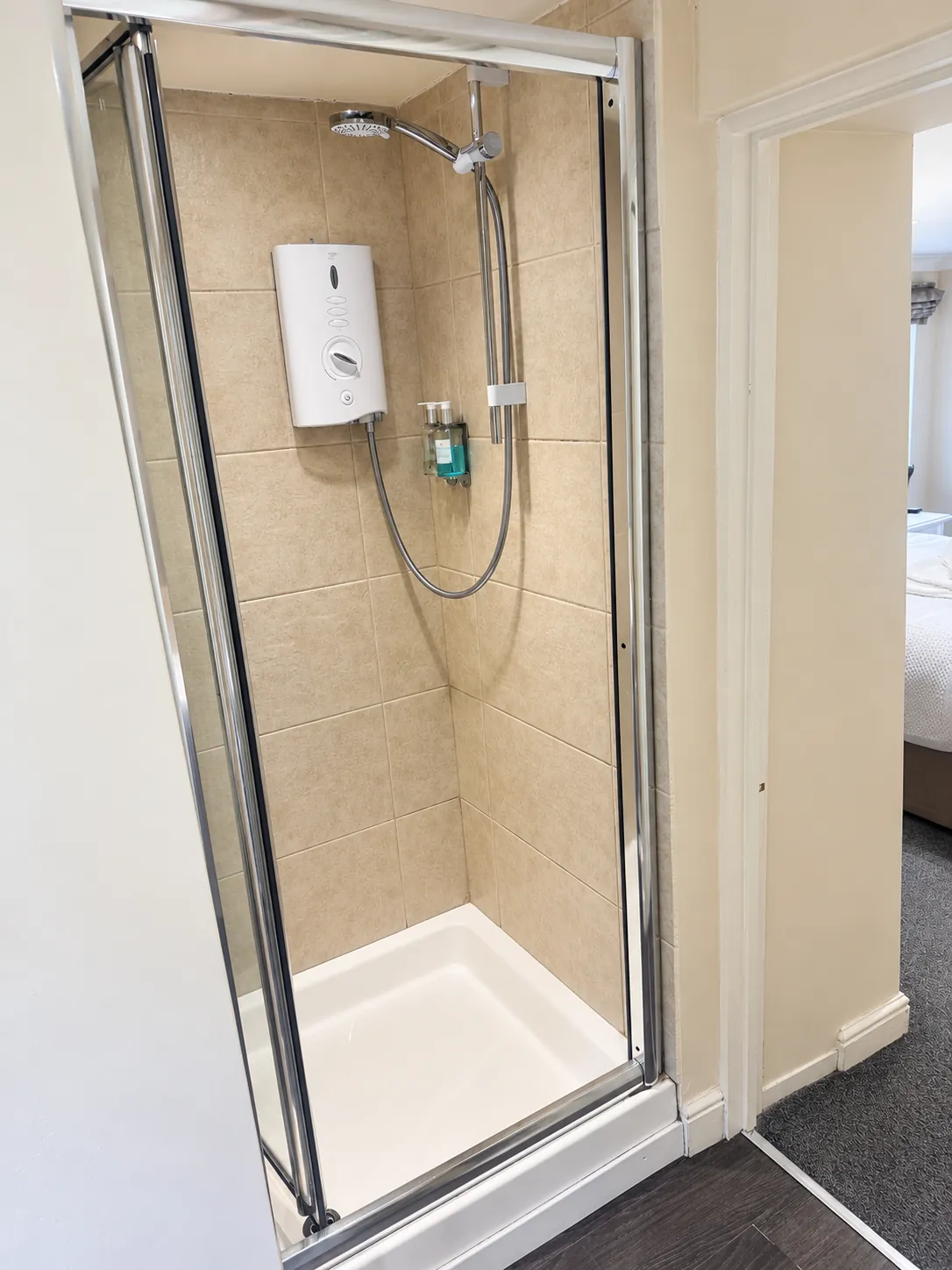 Room 1 en suite shower