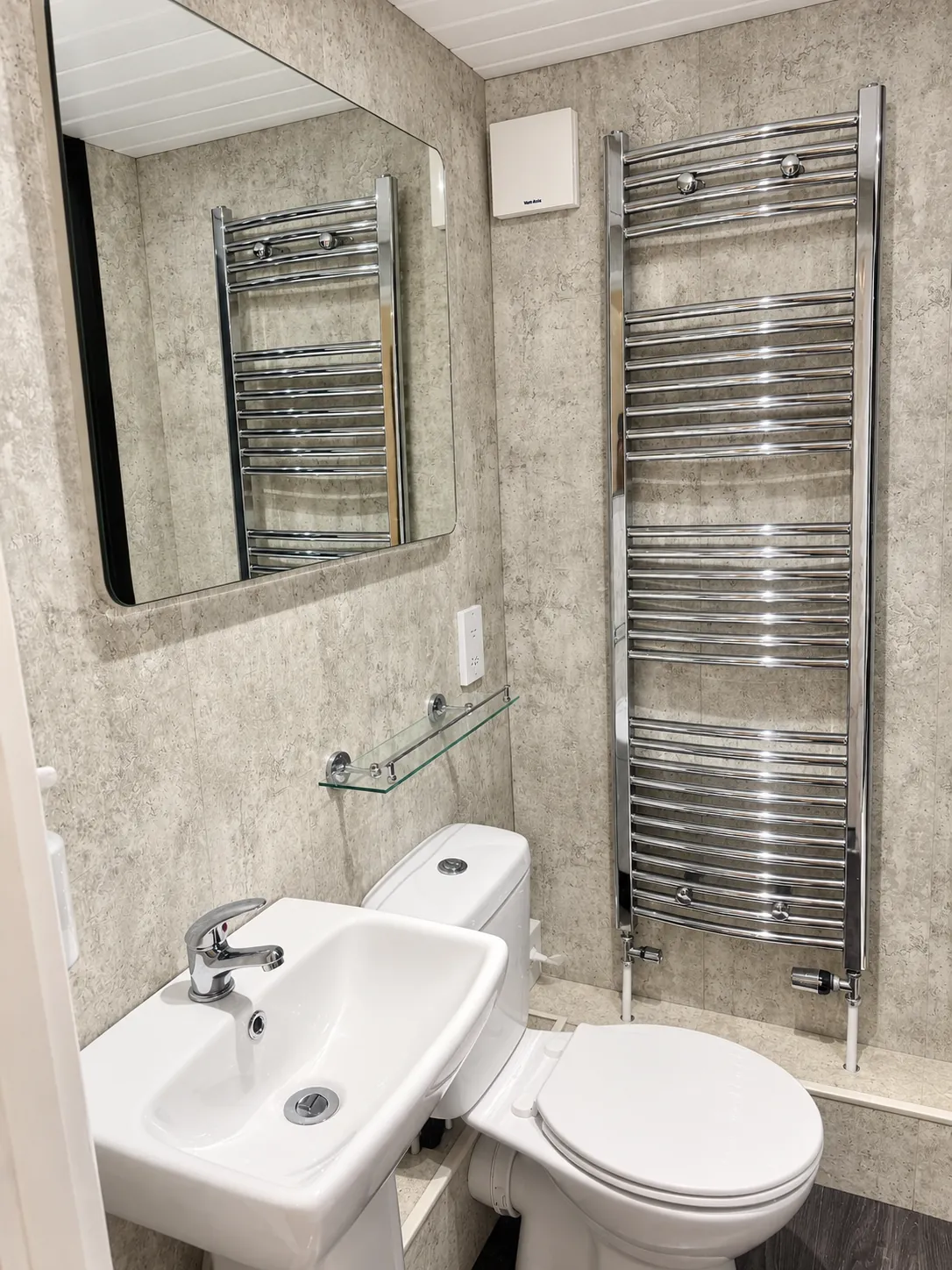 Room 2 en suite bathroom