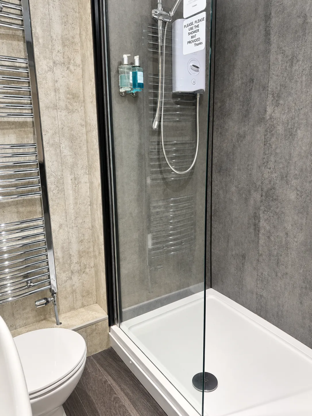 Room 2 en suite shower